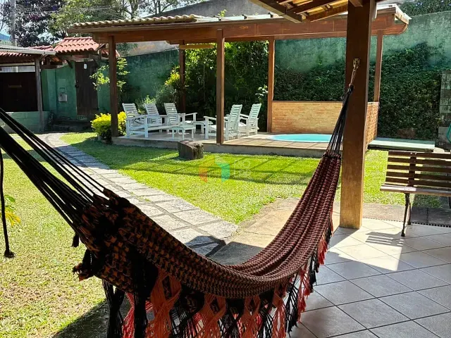 Casa com 500m² 4 quartos e 2 banheiros, à venda, no bairro Corrêas em Petrópolis