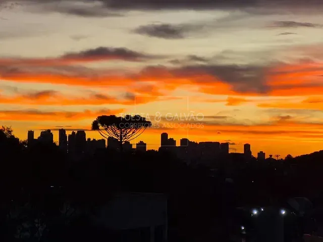 Casa com 400m² 4 quartos e 4 banheiros, à venda, no bairro Santo Inácio em Curitiba