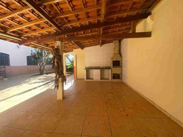 Casa com 380m² 7 quartos e 5 banheiros, à venda, no bairro Jardim das Flores I em Apucarana