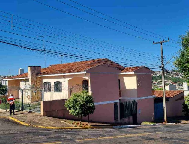 Casa com 380m² 7 quartos e 5 banheiros, à venda, no bairro Jardim das Flores I em Apucarana