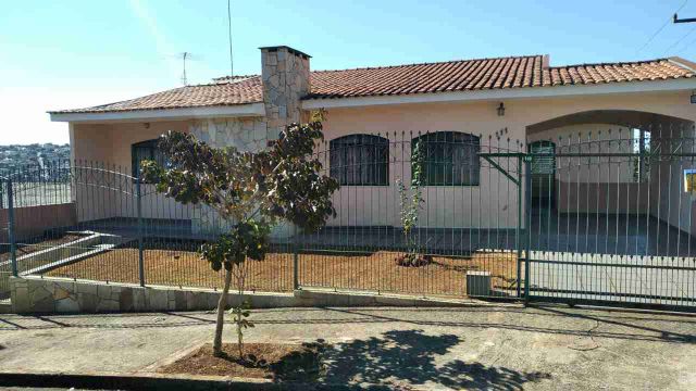Casa com 380m² 7 quartos e 5 banheiros, à venda, no bairro Jardim das Flores I em Apucarana