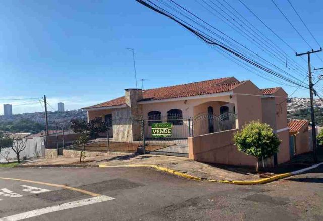 Casa com 380m² 7 quartos e 5 banheiros, à venda, no bairro Jardim das Flores I em Apucarana