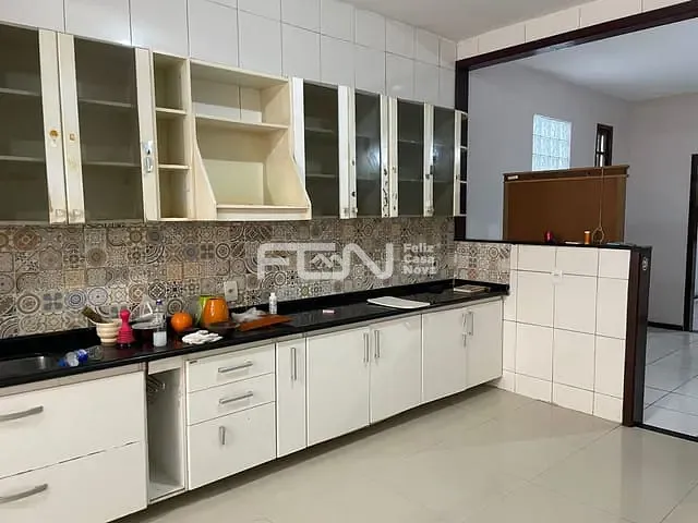 Casa com 200m² 4 quartos e 6 banheiros, à venda, no bairro Dois de Julho em Camaçari