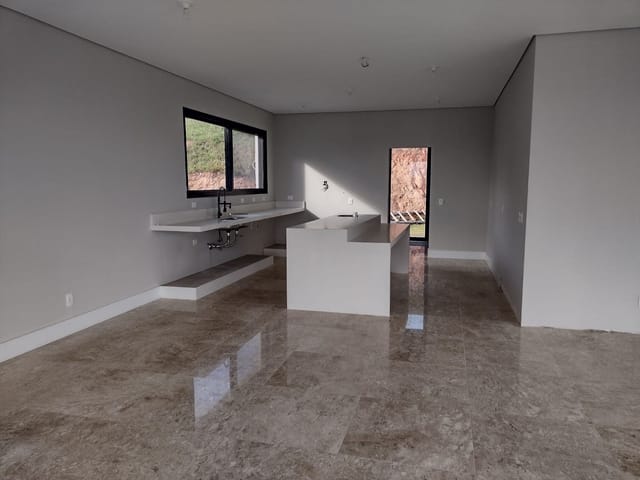 Casa com 1917m² 4 quartos e 2 banheiros, à venda, no bairro Rainha em Louveira