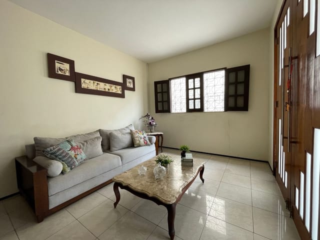 Casa com 480m² 4 quartos e 3 banheiros, à venda, no bairro Vila Peri em Fortaleza