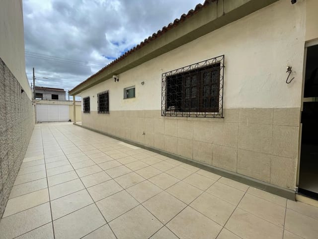 Casa com 480m² 4 quartos e 3 banheiros, à venda, no bairro Vila Peri em Fortaleza