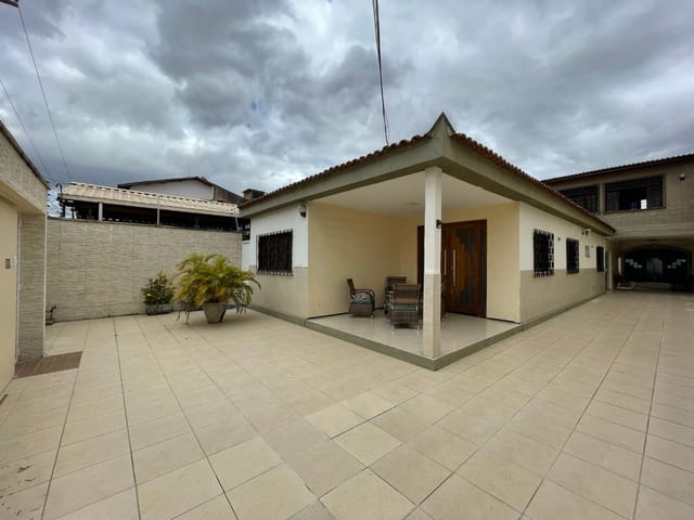 Casa com 480m² 4 quartos e 3 banheiros, à venda, no bairro Vila Peri em Fortaleza