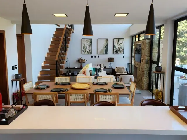 Casa com 450m² 5 quartos e 5 banheiros, à venda, no bairro Itaipava em Petrópolis
