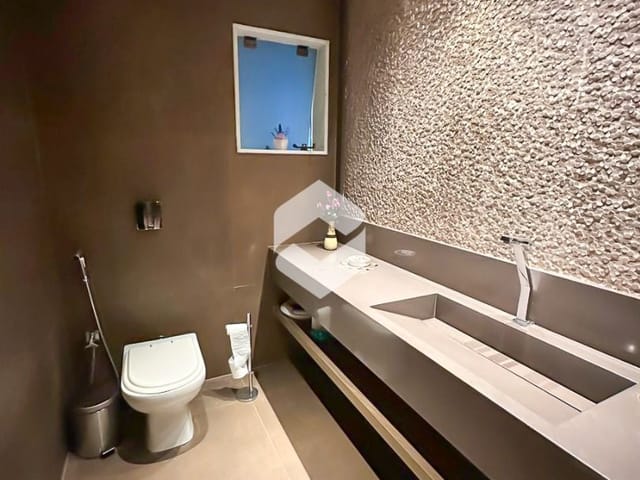 Casa com 600m² 5 quartos e 8 banheiros, à venda ou para alugar, no bairro Barra da Tijuca em Rio de Janeiro
