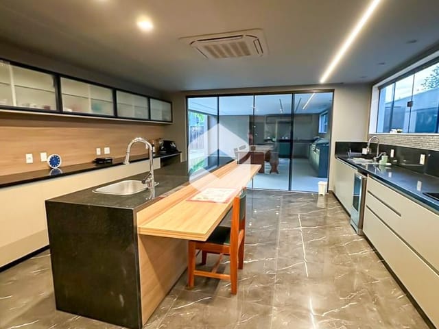 Casa com 600m² 5 quartos e 8 banheiros, à venda ou para alugar, no bairro Barra da Tijuca em Rio de Janeiro