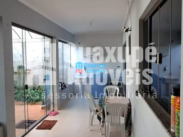 Casa com 200m² 2 quartos e 1 banheiro, à venda, no bairro Jardim Aeroporto em GUAXUPÉ