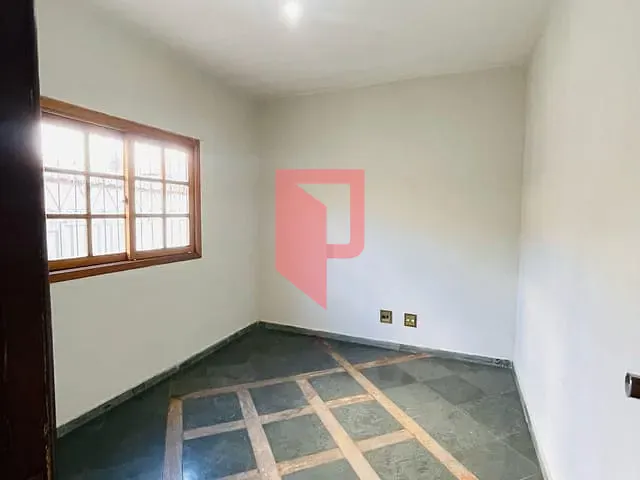 Casa com 360m² 4 quartos e 3 banheiros, para alugar, no bairro Caiçaras em Belo Horizonte