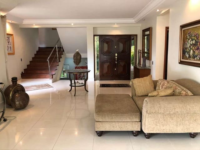 Casa com 1082m² 4 quartos e 6 banheiros, à venda, no bairro Recanto Inpla em Carapicuíba