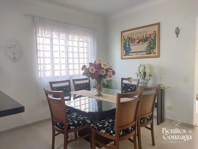 Casa com 232m² 5 quartos e 2 banheiros, à venda, no bairro Vila Marumby em Maringá