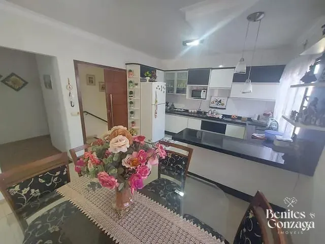 Casa com 232m² 5 quartos e 2 banheiros, à venda, no bairro Vila Marumby em Maringá