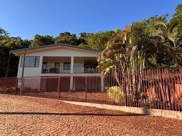 Casa com 2500m² 3 quartos e 3 banheiros, à venda, no bairro Area Rural em Três Barras do Paraná