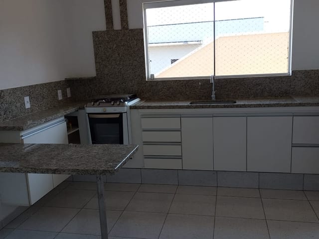 Casa com 300m² 3 quartos e 2 banheiros, à venda ou para alugar, no bairro Colina dos Pinheiros em Valinhos