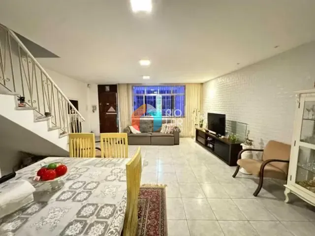 Casa com 155m² 3 quartos e 3 banheiros, à venda, no bairro Catete em Rio de Janeiro