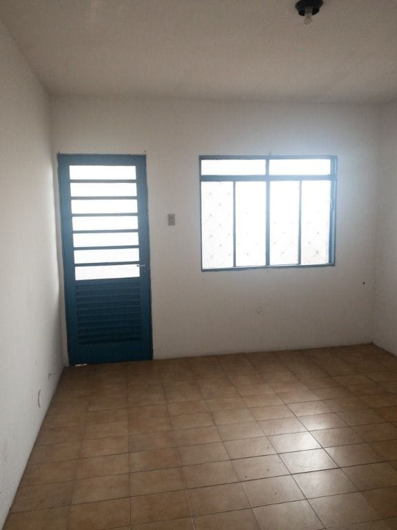 Casa à venda no Areal, em Pelotas -  148 m², 2 quartos (sendo 1 suíte), cozinha com armários e piso porcelanato.
