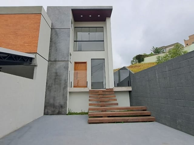 Casa 3 quartos e 3 banheiros, à venda, no bairro Cerâmica em Juiz de Fora