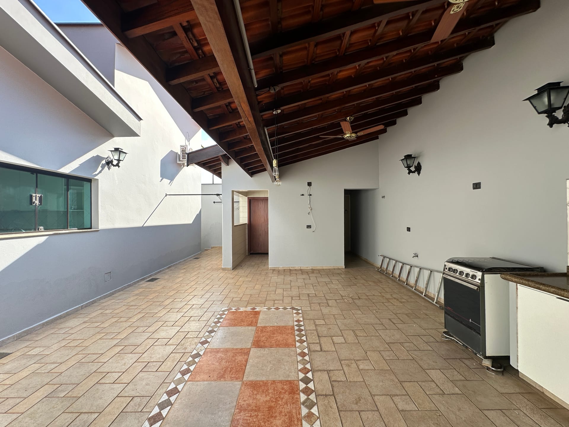 Casa para alugar com 4 quartos, 296m² - Foto 13
