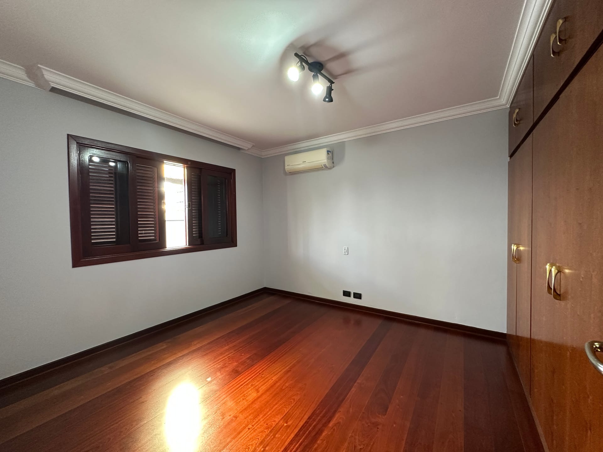 Casa para alugar com 4 quartos, 296m² - Foto 25