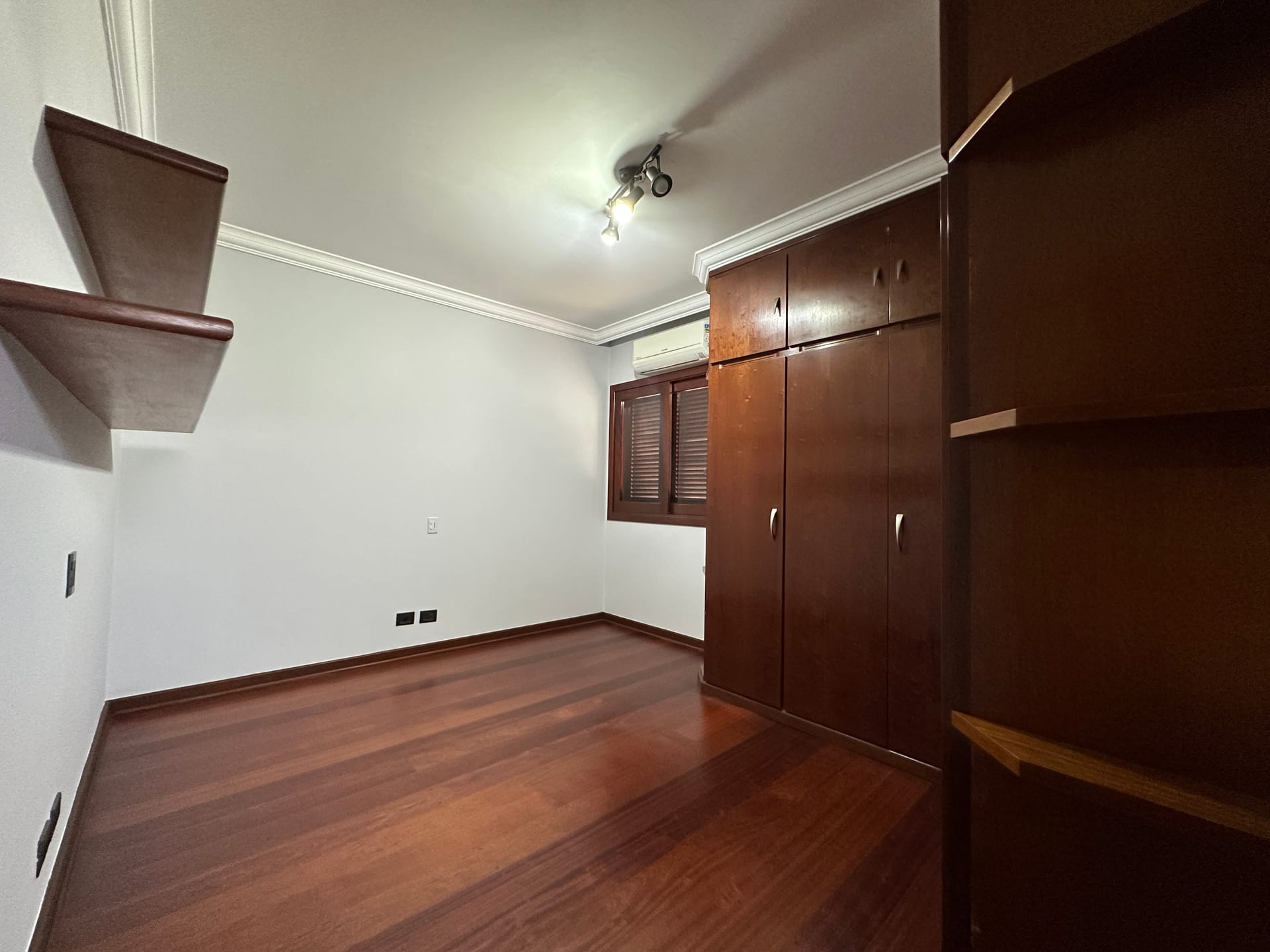 Casa para alugar com 4 quartos, 296m² - Foto 30