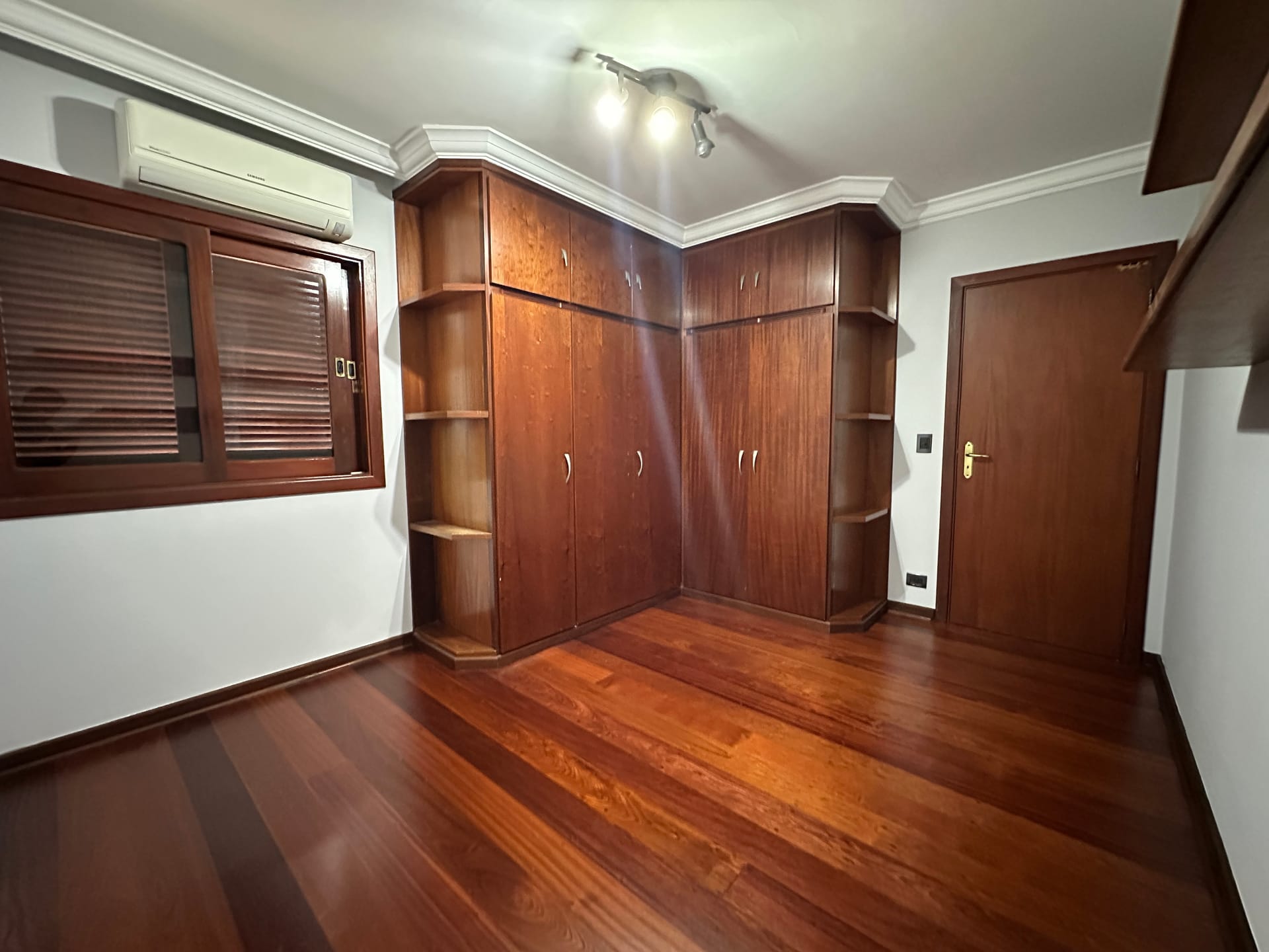 Casa para alugar com 4 quartos, 296m² - Foto 32