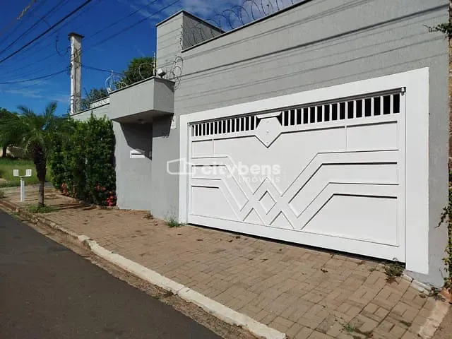 Casa 3 quartos e 4 banheiros, à venda ou para alugar, no bairro Parque Baguaçu em Araçatuba