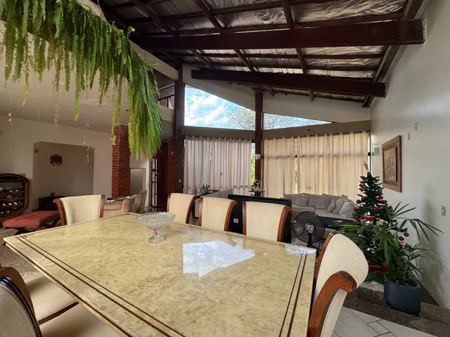 Casa com 10m² 4 quartos e 6 banheiros, à venda, no bairro Jardim Presidente em Londrina