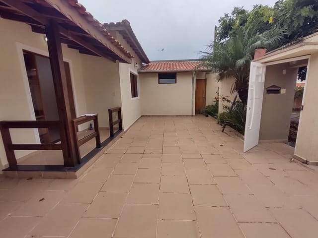 Casa com 300m² 2 quartos e 3 banheiros, para alugar, no bairro Pousada do Sol em São João da Boa Vista