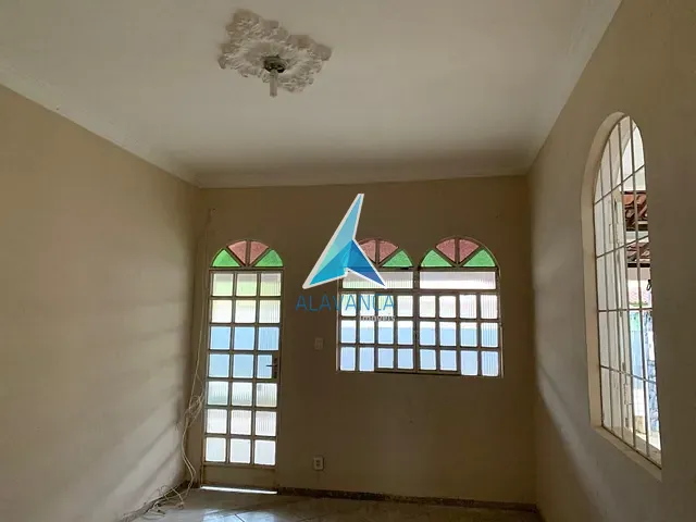 Casa com 360m² 3 quartos e 2 banheiros, à venda, no bairro Universitário em Governador Valadares