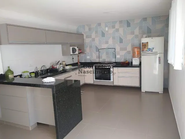 Casa com 300m² 4 quartos e 4 banheiros, à venda, no bairro Vila Branca em Jacareí