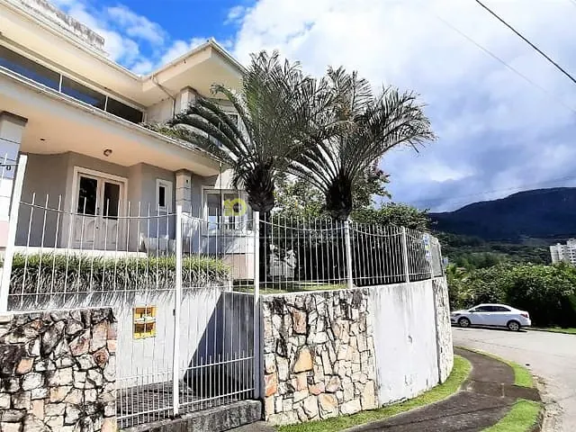 Casa com 570m² 4 quartos e 3 banheiros, à venda, no bairro Cidade Universitária Pedra Branca em Palhoça