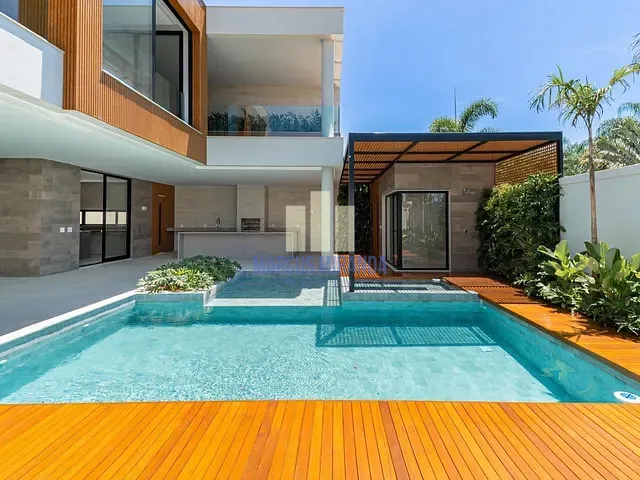 Casa com 715m² 5 quartos e 8 banheiros, à venda, no bairro Barra da Tijuca em Rio de Janeiro