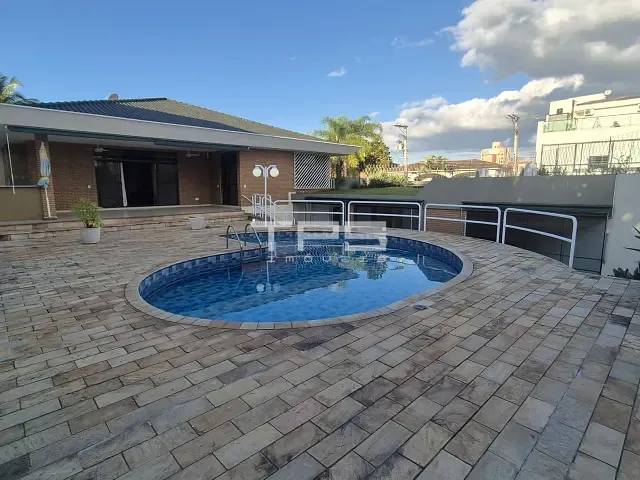 Casa 4 quartos e 7 banheiros, para alugar, no bairro Vila Paraíba em Guaratinguetá