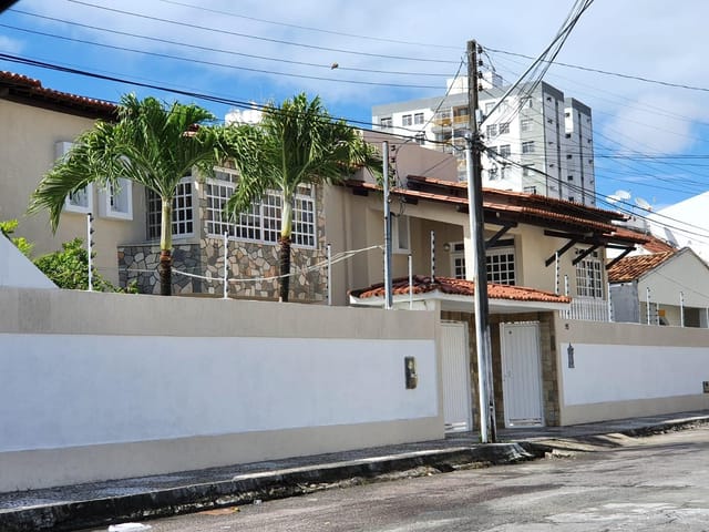 Casa com 487m² 5 quartos e 4 banheiros, à venda, no bairro Suíssa em Aracaju