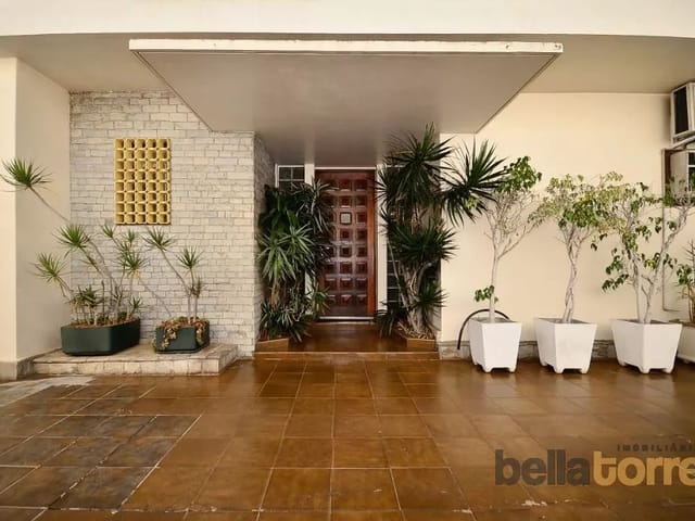 Prédio com 556m² 4 quartos e 5 banheiros, à venda, no bairro Centro em Curitiba