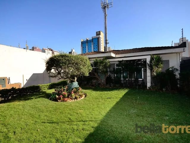 Prédio com 556m² 4 quartos e 5 banheiros, à venda, no bairro Centro em Curitiba