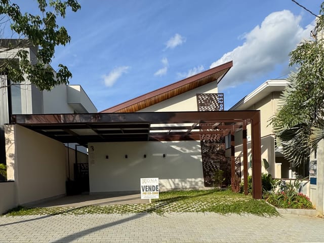Casa térrea no Floradas do Paratehy - Ampla e com piscina.