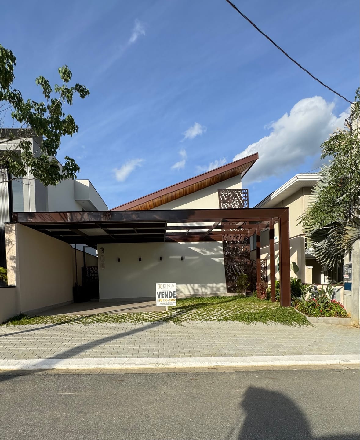 Casa térrea no Floradas do Paratehy - Ampla e com piscina.