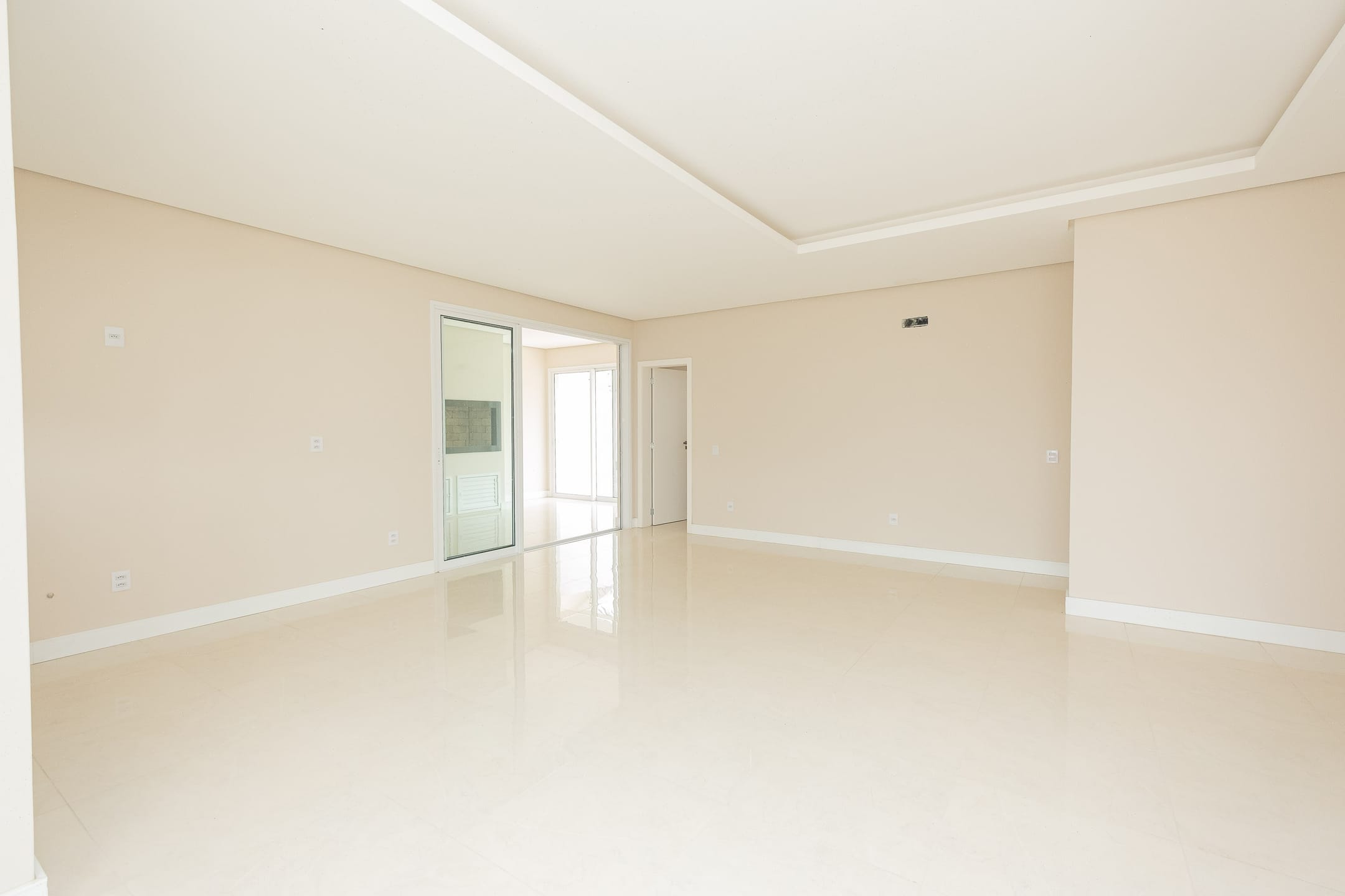 Casa à venda no Laranjal, Pelotas: 180 m², 3 quartos (todos suítes), lareira, churrasqueira, piso laminado e porcelanato.