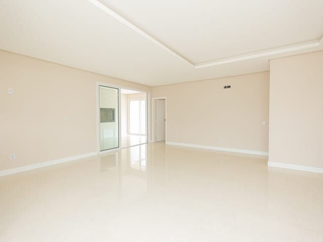 Casa com 600m² 3 quartos e 4 banheiros, à venda, no bairro Laranjal em Pelotas