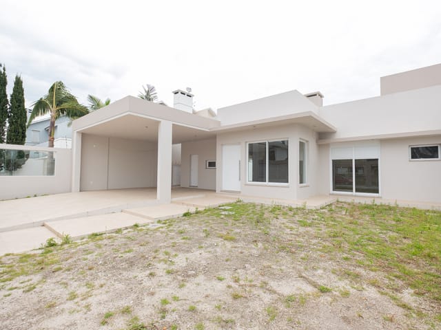 Casa à venda no Laranjal, Pelotas: 180 m², 3 quartos (todos suítes), lareira, churrasqueira, piso laminado e porcelanato.