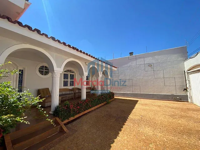 Casa 4 quartos e 2 banheiros, para alugar, no bairro Centro em Ituverava