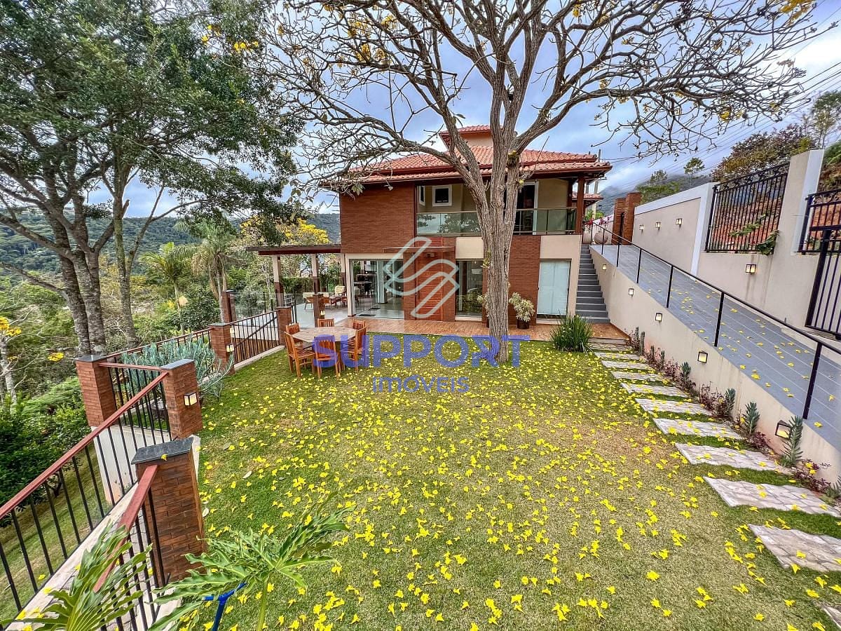 Casa à venda com 6 quartos, 370m² - Foto 1