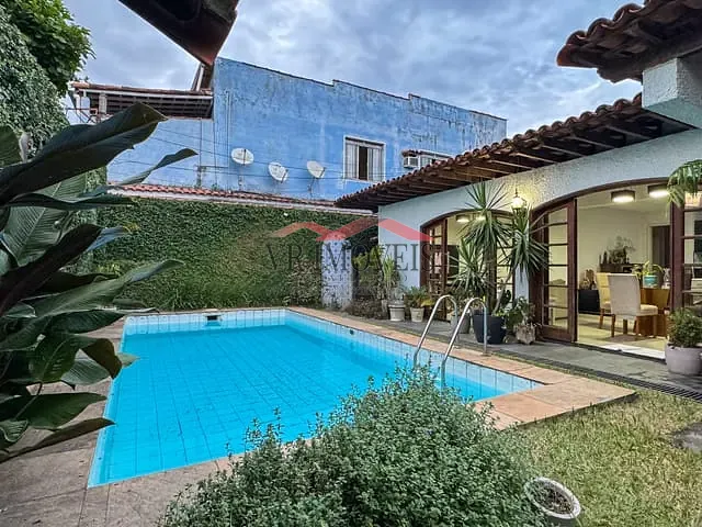 Casa com 360m² 3 quartos e 2 banheiros, à venda, no bairro Limoeiro em Volta Redonda