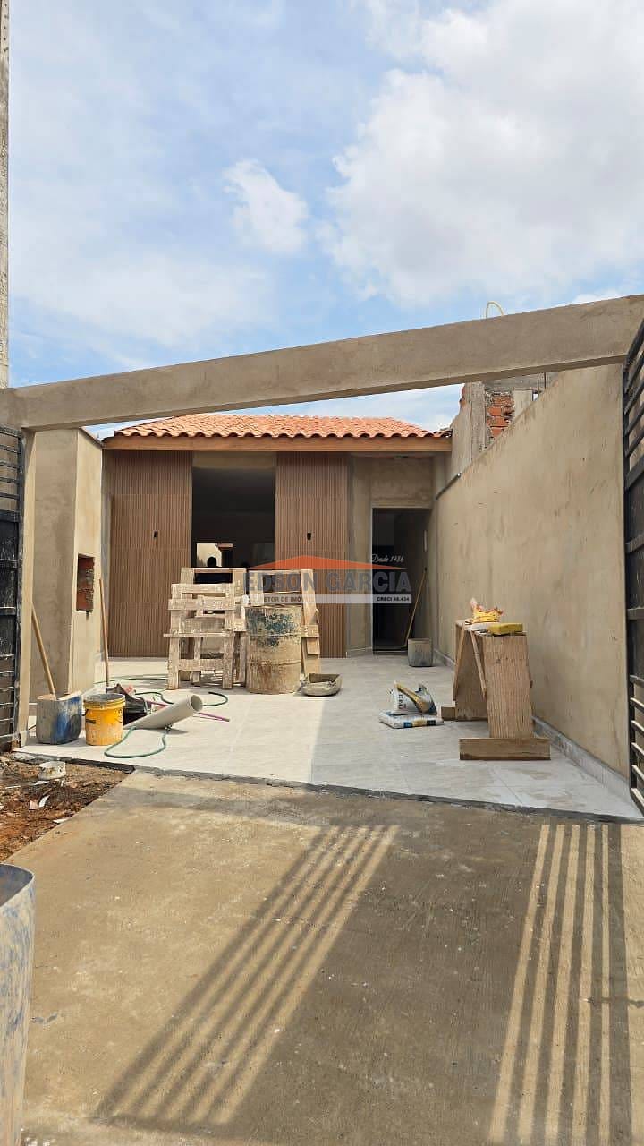 Casa à venda com 3 quartos, 81m² - Foto 1