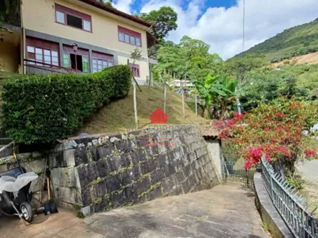 Casa com 290m² 3 quartos e 3 banheiros, à venda, no bairro Cascatinha em Nova Friburgo