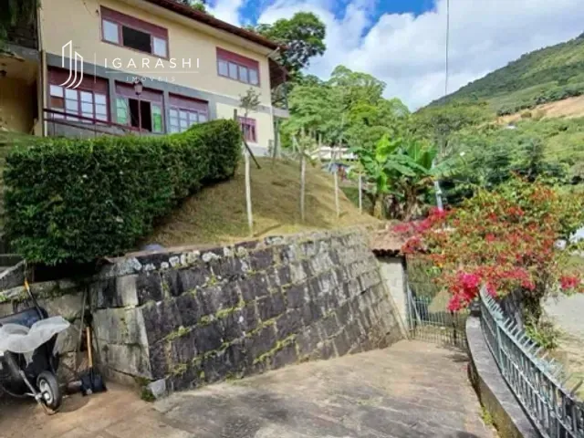 Casa com 290m² 3 quartos e 3 banheiros, à venda, no bairro Cascatinha em Nova Friburgo